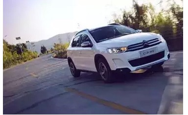 你在車上看風景，看風景的人在遠處看你